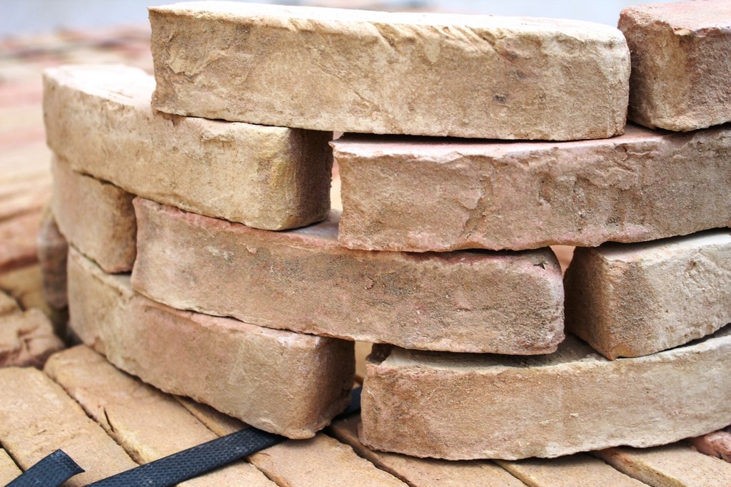 mattoni in cotto curvi per colonna