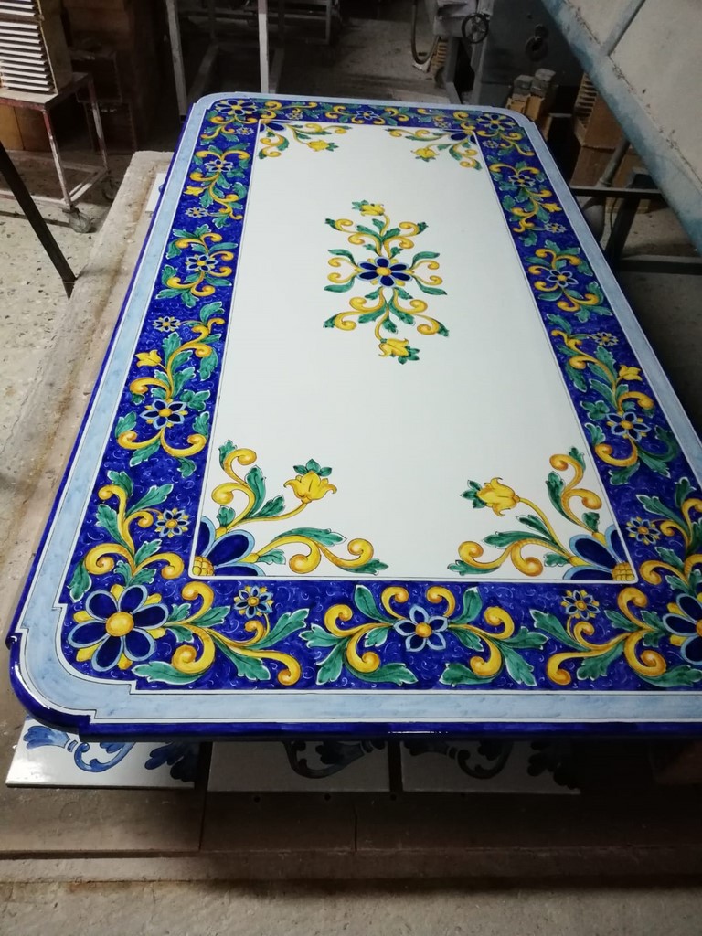 tavolo pietra lavica decorato a mano