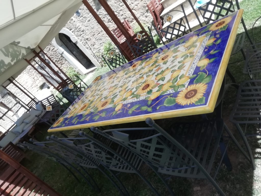 tavolo pietra lavica decorato a mano