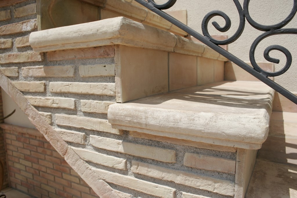 gradino scala in cotto fatto a mano 