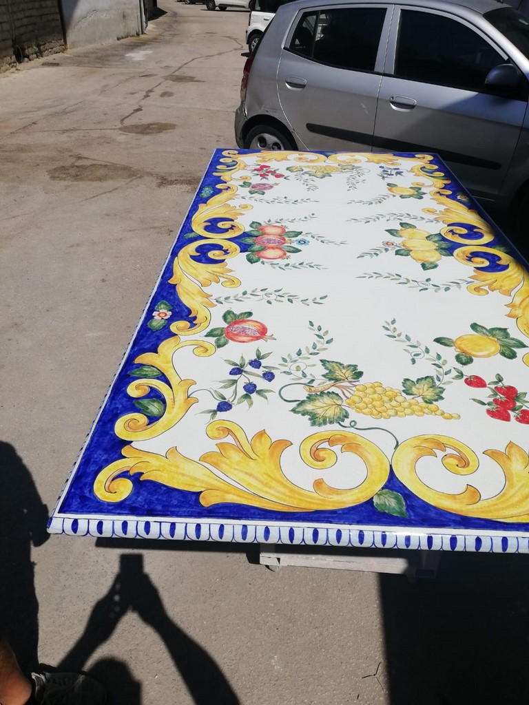 tavolo pietra lavica decorato a mano