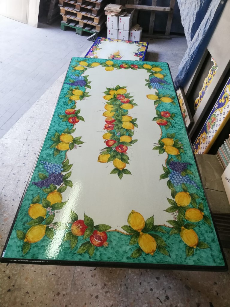 tavolo pietra lavica decorato a mano