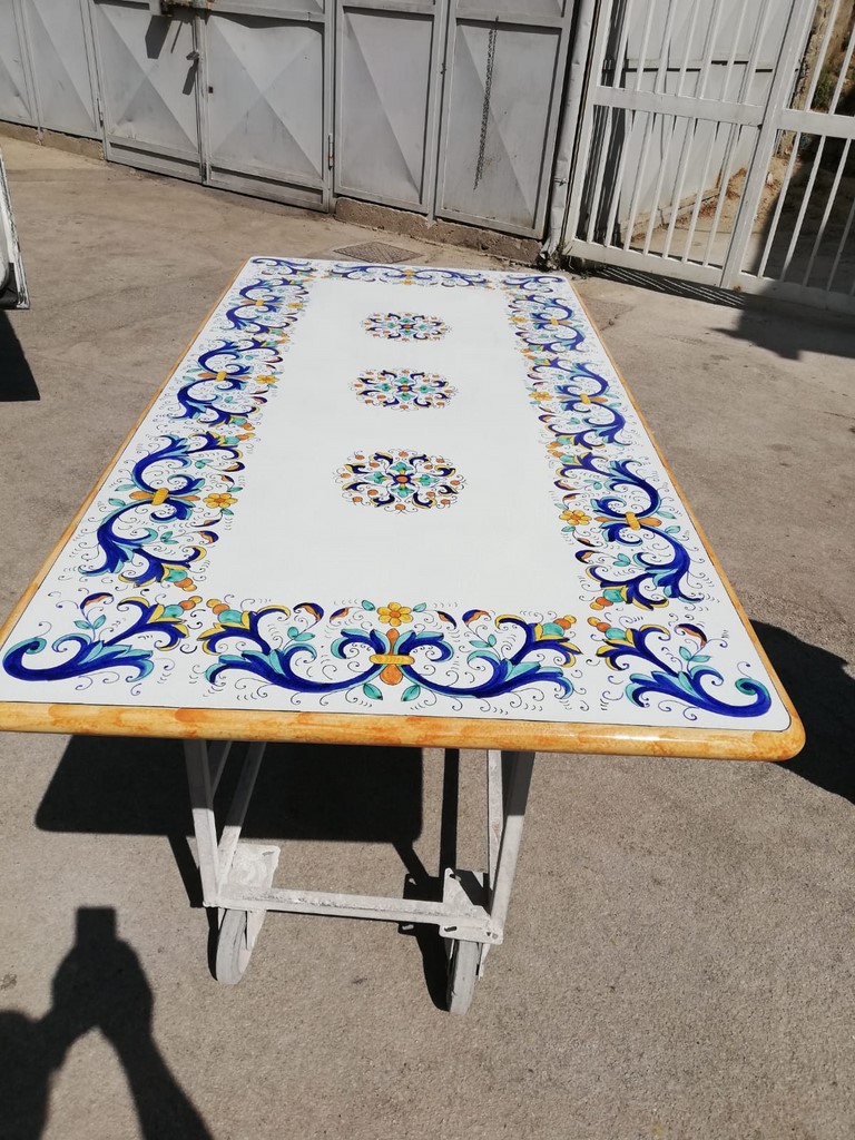 tavolo pietra lavica decorato a mano